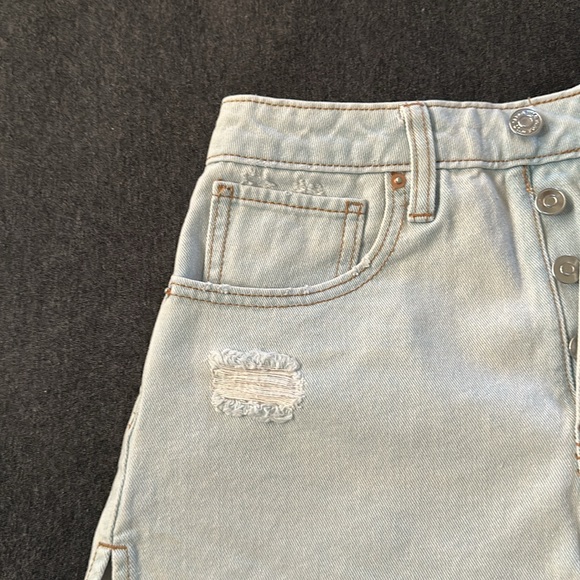Stylish Women's Light Blue High Waist Denim Shorts Raw Hem Size 2 Like New - Picture 3 of 5